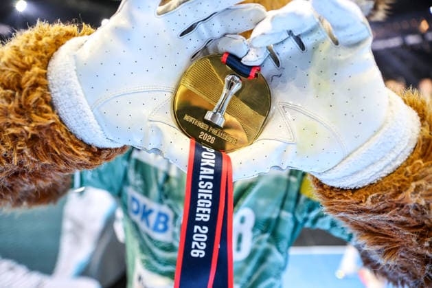 19.04.2026, xgox, Handball, DHB Pokal Finale, TBV Lemgo-Lippe - Füchse Berlin v.l. Symbolfoto, Symbolbild Pokalsieger, Pokalsiegt, Pokal, Medaille, Siegermedaille Köln *** 19 04 2026, xgox, Handball, DHB Pokal Final, TBV Lemgo Lippe Füchse Berlin v l symbol photo, symbol picture cup winner, cup winner, cup, medal, winner medal Cologne