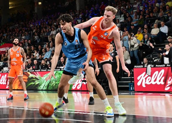 GER, 1 BBL, Veolia Towers Hamburg vs SC Rasta Vechta 19 04 2026,,GER, 1 BBL, Veolia Towers Hamburg vs SC Rasta Vechta, in the picture Benedikt Turudic Veolia Towers Hamburg 44 tries to assert himself against Lars Thiemann RASTA Vechta 21 nordphotoxGmbH xWitke nph00002