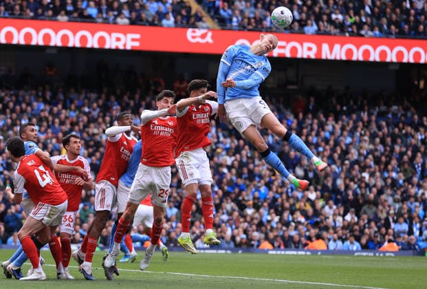 Fußball Premier League Manchester City gegen Arsenal 19. April 2026 Premier League Manchester City gegen Arsenal Erling Haaland von Manchester City überspringt die Abwehr von Arsenal Foto Simon Stacpoole Abseits Manchester UK  Copyright: xSimonxStacpoolexOffside