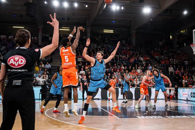 Basketball I Men I Bundesliga I Season 2025 2026 I Matchday 30 I Veolia Towers Hamburg RASTA Vechta I 19 04 2026 Jan Niklas Wimberg 17, Veolia Towers Hamburg v TJ Bamba 3, SC Rasta Vechta Copyright: xLobeca Björn-OlexKehmx
