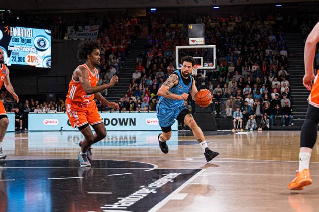 Basketball I Men I Bundesliga I Season 2025 2026 I Matchday 30 I Veolia Towers Hamburg RASTA Vechta I 19 04 2026 Devon Daniels 21, Veolia Towers Hamburg dribbles next to Malik Parsons 3, SC Rasta Vechta Copyright: xLobeca Björn-OlexKehmx