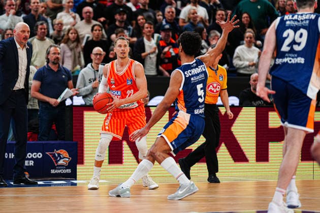Thomas Klepeisz Ratiopahrm Ulm, 22 , DÂ Shawn Schwartz Rostock Seawolves, 05 GER, Rostock Seawolves vs Ratiopharm Ulm, Basketball, Bundesliga, Matchday 30, Season 2025 2026, 19 04 2026 GER, Rostock Seawolves vs Ratiopharm Ulm, Basketball, Bundesliga, Matchday 30, Season 2025 2026, 19 04 2026 Rostock Copyright: xEibner-Pressefoto MarcelxvonxFehrnx EP_MFN