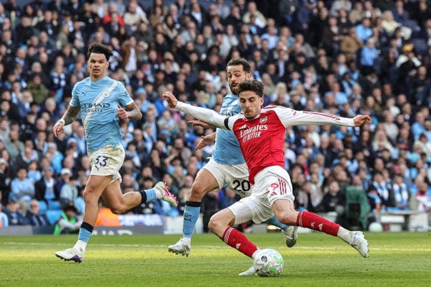 Premier League: Manchester City v Arsenal Kai Havertz of Arsenal shoots on goal, Gianluigi Donnarumma saves during the Premier League match Manchester City vs Arsenal at Etihad Stadium, Manchester, United Kingdom on 19 April 2026 (Photo by Mark Cosgrove News Images) Manchester Etihad Stadium Greater Manchester United, ManU Kingdom Copyright: xMarkxCosgrove NewsxImagesx