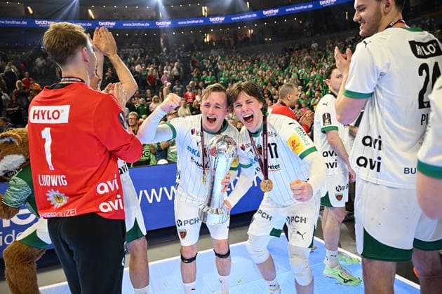GER, Lanxess Arena Koeln, HBL, LIDL FINAL4, Men, Final, Fuechse Berlin vs bergischer HC 19 04 2026, Lanxess Arena , Koeln , GER, Lanxess Arena Koeln, HBL, LIDL FINAL4, Men, Final, Fuechse Berlin vs bergischer HC, in the picture the Fuechse Berlin are German Cup winners 2026 and stand on the podium and cheer the title with the cup in front of the spectators nordphotoxGmbHx xMeuter nph00351