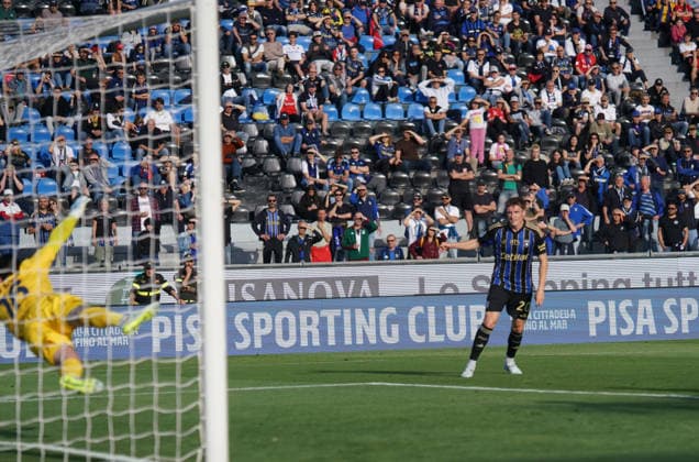 Celebrities Pisa s Simone Canestrelli make a score goal 1-0...During the Serie A soccer match between Pisa and Genoa at the Cetilar Arena Romeo Anconetani Stadium in Pisa; Center West Italy; Sunday April 19 2026 ; Soccer  Copyright: x AlessandroxLaxRoccax