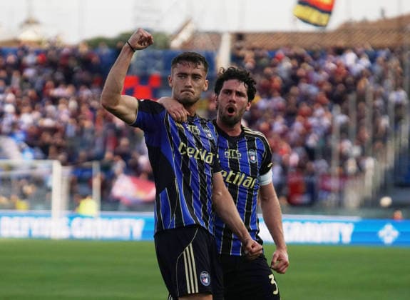 Celebrities Pisa s Simone Canestrelli make a score goal 1-0...During the Serie A soccer match between Pisa and Genoa at the Cetilar Arena Romeo Anconetani Stadium in Pisa; Center West Italy; Sunday April 19 2026 ; Soccer  Copyright: x AlessandroxLaxRoccax