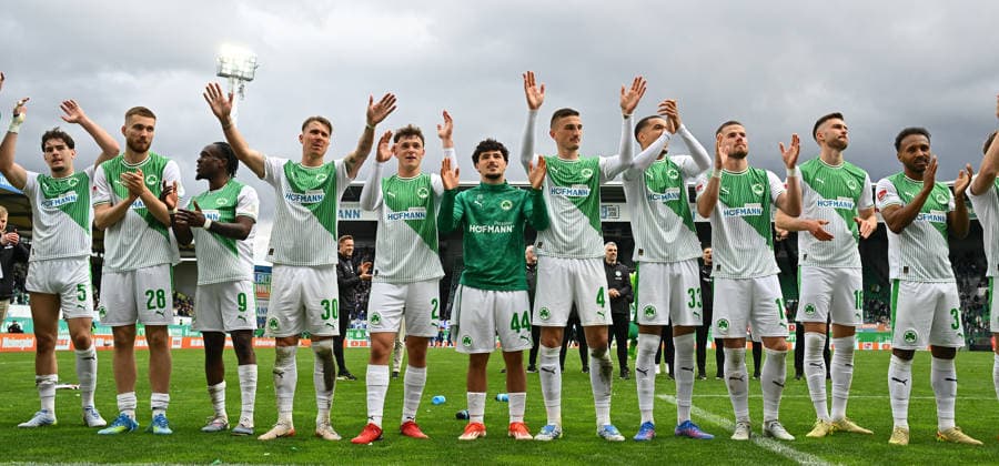 19 04 2026 Fußball Saison 2025 2026 2 Fußball Bundesliga 30 Spieltag SpVgg Greuther Fürth Kleeblatt SV Darmstadt 98 Lilien Sportfoto Zink xwoxzix DFL regulations prohibit any use of photographs as image sequences and or quasi video only for editorial use Mannschaft Team Fürth vor Greutherfürthfans Fans Fanblock Kleeblattfans nach Spielende von links Reno Münz Muenz 5, SpVgg Greuther Fürth Doni Edon Arifi 28, SpVgg Greuther Fürth Noel Futkeu 9, SpVgg Greuther Fürth Felix Klaus 30, SpVgg Greuther Fürth Lukas Reich 2, SpVgg Greuther Fürth Mehmet Avlayici 44, SpVgg Greuther Fürth Philipp Ziereis 4, SpVgg Greuther Fürth Maximilian Solomon Dietz 33, SpVgg Greuther Fürth Jan Elvedi 15, SpVgg Greuther Fürth Felix Higl 18, SpVgg Greuther Fürth Julian Green 37, SpVgg Greuther Fürth