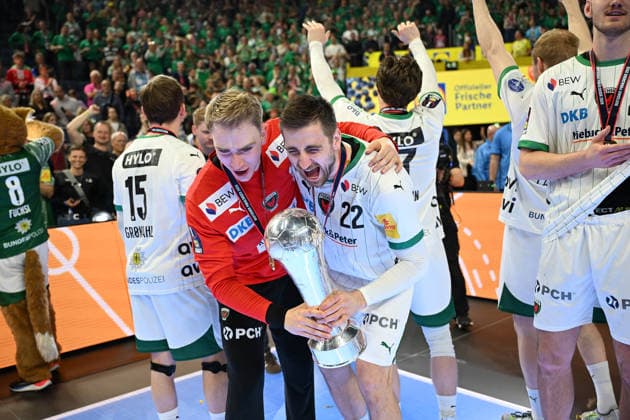 GER, Lanxess Arena Koeln, HBL, LIDL FINAL4, Men, Final, Fuechse Berlin vs bergischer HC 19 04 2026, Lanxess Arena , Koeln , GER, Lanxess Arena Koeln, HBL, LIDL FINAL4, Men, Final, Fuechse Berlin vs bergischer HC, in the picture the Fuechse Berlin are German Cup winners 2026 and stand on the podium and cheer the title with the cup in front of the spectators nordphotoxGmbHx xMeuter nph00351