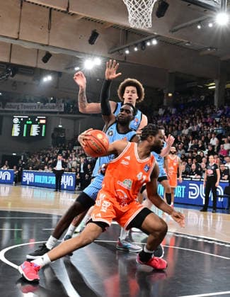 GER, 1 BBL, Veolia Towers Hamburg vs SC Rasta Vechta 19 04 2026,,GER, 1 BBL, Veolia Towers Hamburg vs SC Rasta Vechta, in the picture Lloyd Pandi RASTA Vechta 41 tries to assert himself against Osaro Rich Igbineweka Veolia Towers Hamburg 3 nordphotoxGmbH xWitke nph00002