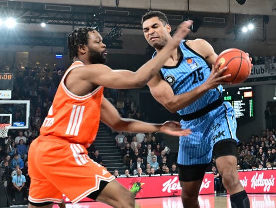 GER, 1 BBL, Veolia Towers Hamburg vs SC Rasta Vechta 19 04 2026,,GER, 1 BBL, Veolia Towers Hamburg vs SC Rasta Vechta, in the picture Lloyd Pandi RASTA Vechta 41 tries to assert himself against Kenneth Ogbe Veolia Towers Hamburg 25 nordphotoxGmbH xWitke nph00002