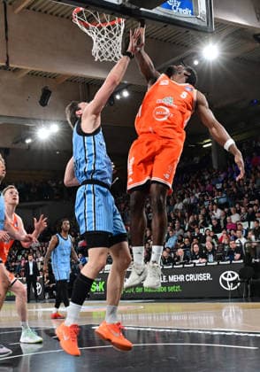 GER, 1 BBL, Veolia Towers Hamburg vs SC Rasta Vechta 19 04 2026,,GER, 1 BBL, Veolia Towers Hamburg vs SC Rasta Vechta, in the picture TJ Bamba RASTA Vechta 5 tries to assert himself against Niklas Wimberg Veolia Towers Hamburg 17 nordphotoxGmbH xWitke nph00002