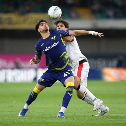 April 19, 2026, Verona, Veneto, Italy: ISAAC TOMICH 41 of Hellas Verona and SAMUELE RICCI 4 of AC Milan fight for the ball during Matchday 33 of 38 of the Serie A 2025 26 between HELLAS VERONA and AC MILAN at the Bentegodi Stadium in Verona, Italy. AC Milan won 1:0. Verona Italy - ZUMAc179 20260419_zep_c179_021 Copyright: xMickaelxChavetx