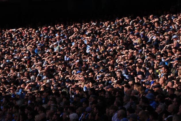 Fußball Premier League Manchester City gegen Arsenal 19. April 2026 Premier League Manchester City gegen Arsenal Manchester City-Fans schützen ihre Augen vor der Sonne Foto Simon Stacpoole Abseits Manchester UK  Copyright: xSimonxStacpoolexOffside