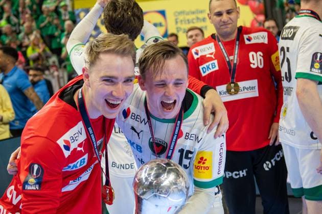 Fuechse Berlin celebrate the DHB Pokal 2026, Lasse Ludwig, Goalkeeper, Fuechse Berlin 1 , Tobias Grondahl, Back, Fuechse Berlin 15 , Bergischer HC Fuechse Berlin, DHB Pokal Maenner, Herren, 6 Spieltag, Finale, Daikin HBL, Lidl Final 4, 19 04 2026 Köln NRW Germany Copyright: xkolbert-press MartinxWdziecznyx