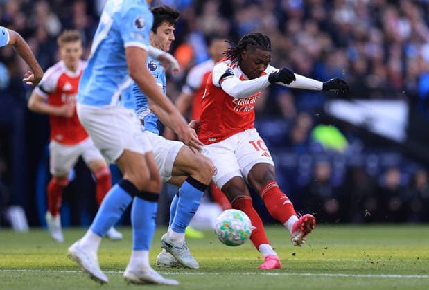 Fußball Premier League Manchester City gegen Arsenal 19. April 2026 Premier League Manchester City gegen Arsenal Eberechi Eze von Arsenal schießt Foto Simon Stacpoole Abseits Manchester UK  Copyright: xSimonxStacpoolexOffside