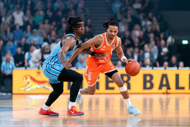 Alonzo Verge Jr RASTA Vechta, 11 dribbling against Leonard Thorpe Jr Veolia Towers Hamburg, 02 , GER, Veolia Towers Hamburg vs RASTA Vechta, Basketball, Bundesliga, Matchday 30, Season 2025 2026, 19 04 2026 GER, Veolia Towers Hamburg vs RASTA Vechta, Basketball, Bundesliga, Matchday 30, Season 2025 2026, 19 04 2026 Hamburg Copyright: xEibner-Pressefoto MaxxVincenx EP_MVN