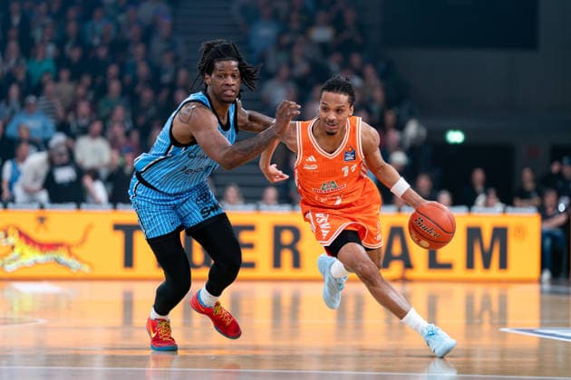Alonzo Verge Jr RASTA Vechta, 11 dribbling against Leonard Thorpe Jr Veolia Towers Hamburg, 02 , GER, Veolia Towers Hamburg vs RASTA Vechta, Basketball, Bundesliga, Matchday 30, Season 2025 2026, 19 04 2026 GER, Veolia Towers Hamburg vs RASTA Vechta, Basketball, Bundesliga, Matchday 30, Season 2025 2026, 19 04 2026 Hamburg Copyright: xEibner-Pressefoto MaxxVincenx EP_MVN