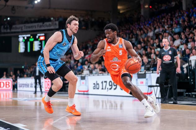 TJ Bamba RASTA Vechta, 5 dribbling against Niklas Wimberg Veolia Towers Hamburg, 17 , GER, Veolia Towers Hamburg vs RASTA Vechta, Basketball, Bundesliga, Matchday 30, Season 2025 2026, 19 04 2026 GER, Veolia Towers Hamburg vs RASTA Vechta, Basketball, Bundesliga, Matchday 30, Season 2025 2026, 19 04 2026 Hamburg Copyright: xEibner-Pressefoto MaxxVincenx EP_MVN