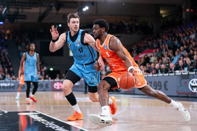 TJ Bamba RASTA Vechta, 5 dribbling against Niklas Wimberg Veolia Towers Hamburg, 17 , GER, Veolia Towers Hamburg vs RASTA Vechta, Basketball, Bundesliga, Matchday 30, Season 2025 2026, 19 04 2026 GER, Veolia Towers Hamburg vs RASTA Vechta, Basketball, Bundesliga, Matchday 30, Season 2025 2026, 19 04 2026 Hamburg Copyright: xEibner-Pressefoto MaxxVincenx EP_MVN