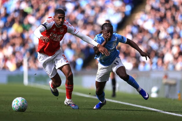 Fußball Premier League Manchester City gegen Arsenal 19. April 2026 Premier League Manchester City gegen Arsenal Cristhian Mosquera von Arsenal und Jeremy Doku von Manchester City Foto Simon Stacpoole Abseits Manchester UK  Copyright: xSimonxStacpoolexOffside