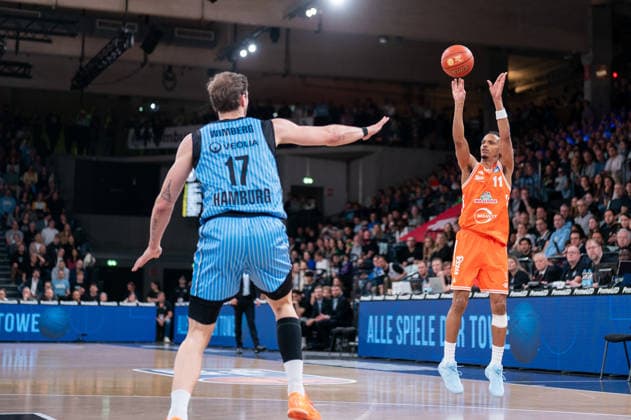 Alonzo Verge Jr RASTA Vechta, 11 on the throw, Niklas Wimberg Veolia Towers Hamburg, 17 , GER, Veolia Towers Hamburg vs RASTA Vechta, Basketball, Bundesliga, Matchday 30, Season 2025 2026, 19 04 2026 GER, Veolia Towers Hamburg vs RASTA Vechta, Basketball, Bundesliga, Matchday 30, Season 2025 2026, 19 04 2026 Hamburg Copyright: xEibner-Pressefoto MaxxVincenx EP_MVN