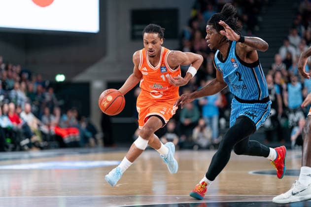 Alonzo Verge Jr RASTA Vechta, 11 dribbling against Leonard Thorpe Jr Veolia Towers Hamburg, 02 , GER, Veolia Towers Hamburg vs RASTA Vechta, Basketball, Bundesliga, Matchday 30, Season 2025 2026, 19 04 2026 GER, Veolia Towers Hamburg vs RASTA Vechta, Basketball, Bundesliga, Matchday 30, Season 2025 2026, 19 04 2026 Hamburg Copyright: xEibner-Pressefoto MaxxVincenx EP_MVN