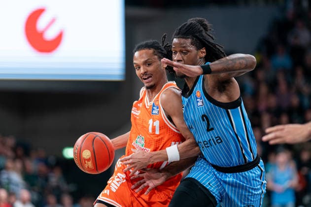 Alonzo Verge Jr RASTA Vechta, 11 dribbling against Leonard Thorpe Jr Veolia Towers Hamburg, 02 , GER, Veolia Towers Hamburg vs RASTA Vechta, Basketball, Bundesliga, Matchday 30, Season 2025 2026, 19 04 2026 GER, Veolia Towers Hamburg vs RASTA Vechta, Basketball, Bundesliga, Matchday 30, Season 2025 2026, 19 04 2026 Hamburg Copyright: xEibner-Pressefoto MaxxVincenx EP_MVN
