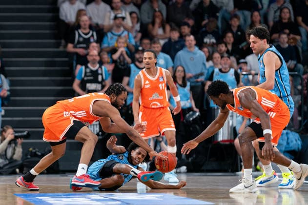 Lloyd Pandi RASTA Vechta, 41 , Ross Williams Veolia Towers Hamburg, 34 and TJ Bamba RASTA Vechta, 5 fighting for the ball, GER, Veolia Towers Hamburg vs RASTA Vechta, Basketball, Bundesliga, Matchday 30, Season 2025 2026, 19 04 2026 GER, Veolia Towers Hamburg vs RASTA Vechta, Basketball, Bundesliga, Matchday 30, Season 2025 2026, 19 04 2026 Hamburg Copyright: xEibner-Pressefoto MaxxVincenx EP_MVN