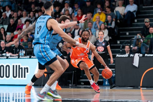 Lloyd Pandi (RASTA Vechta, 41) im Dribbling gegen Niklas Wimberg (Veolia Towers Hamburg, 17) und Martin Breunig (Veolia Towers Hamburg, 13), GER, Veolia Towers Hamburg vs RASTA Vechta, Basketball, Bundesliga, Spieltag 30, Saison 2025 2026, 19.04.2026 GER, Veolia Towers Hamburg vs RASTA Vechta, Basketball, Bundesliga, Spieltag 30, Saison 2025 2026, 19.04.2026 Hamburg *** Lloyd Pandi RASTA Vechta, 41 dribbling against Niklas Wimberg Veolia Towers Hamburg, 17 and Martin Breunig Veolia Towers Hamburg, 13 , GER, Veolia Towers Hamburg vs RASTA Vechta, Basketball, Bundesliga, Matchday 30, Season 2025 2026, 19 04 2026 GER, Veolia Towers Hamburg vs RASTA Vechta, Basketball, Bundesliga, Matchday 30, Season 2025 2026, 19 04 2026 Hamburg Copyright: xEibner-Pressefoto MaxxVincenx EP_MVN