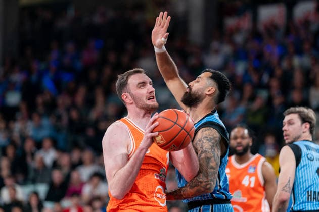 Philipp Herkenhoff RASTA Vechta, 14 in duel with Martin Breunig Veolia Towers Hamburg, 13 , GER, Veolia Towers Hamburg vs RASTA Vechta, Basketball, Bundesliga, Matchday 30, Season 2025 2026, 19 04 2026 GER, Veolia Towers Hamburg vs RASTA Vechta, Basketball, Bundesliga, Matchday 30, Season 2025 2026, 19 04 2026 Hamburg Copyright: xEibner-Pressefoto MaxxVincenx EP_MVN