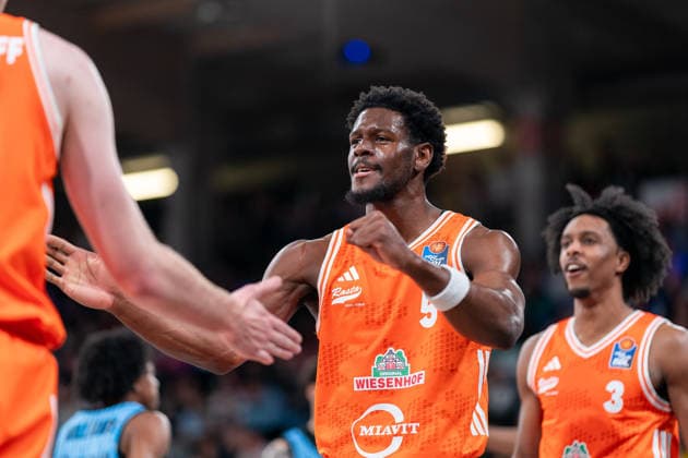 TJ Bamba RASTA Vechta, 5 cheers with Philipp Herkenhoff RASTA Vechta, 14 , GER, Veolia Towers Hamburg vs RASTA Vechta, Basketball, Bundesliga, Matchday 30, Season 2025 2026, 19 04 2026 GER, Veolia Towers Hamburg vs RASTA Vechta, Basketball, Bundesliga, Matchday 30, Season 2025 2026, 19 04 2026 Hamburg Copyright: xEibner-Pressefoto MaxxVincenx EP_MVN