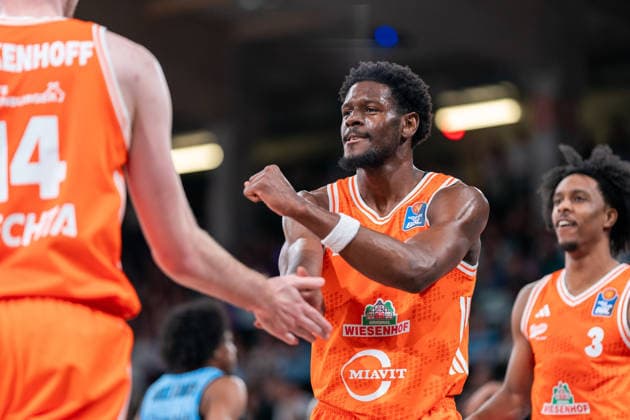 TJ Bamba RASTA Vechta, 5 cheers with Philipp Herkenhoff RASTA Vechta, 14 , GER, Veolia Towers Hamburg vs RASTA Vechta, Basketball, Bundesliga, Matchday 30, Season 2025 2026, 19 04 2026 GER, Veolia Towers Hamburg vs RASTA Vechta, Basketball, Bundesliga, Matchday 30, Season 2025 2026, 19 04 2026 Hamburg Copyright: xEibner-Pressefoto MaxxVincenx EP_MVN