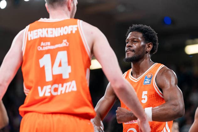 TJ Bamba RASTA Vechta, 5 cheers with Philipp Herkenhoff RASTA Vechta, 14 , GER, Veolia Towers Hamburg vs RASTA Vechta, Basketball, Bundesliga, Matchday 30, Season 2025 2026, 19 04 2026 GER, Veolia Towers Hamburg vs RASTA Vechta, Basketball, Bundesliga, Matchday 30, Season 2025 2026, 19 04 2026 Hamburg Copyright: xEibner-Pressefoto MaxxVincenx EP_MVN