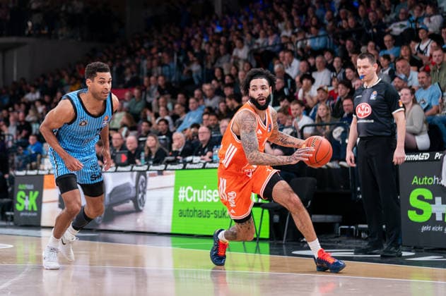 Tevin Brown RASTA Vechta, 10 dribbling against Kenneth Ogbe Veolia Towers Hamburg, 25 , GER, Veolia Towers Hamburg vs RASTA Vechta, Basketball, Bundesliga, Matchday 30, Season 2025 2026, 19 04 2026 GER, Veolia Towers Hamburg vs RASTA Vechta, Basketball, Bundesliga, Matchday 30, Season 2025 2026, 19 04 2026 Hamburg Copyright: xEibner-Pressefoto MaxxVincenx EP_MVN