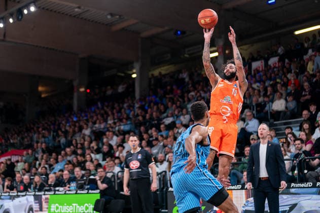 Tevin Brown RASTA Vechta, 10 on throw, Kenneth Ogbe Veolia Towers Hamburg, 25 , GER, Veolia Towers Hamburg vs RASTA Vechta, Basketball, Bundesliga, Matchday 30, Season 2025 2026, 19 04 2026 GER, Veolia Towers Hamburg vs RASTA Vechta, Basketball, Bundesliga, Matchday 30, Season 2025 2026, 19 04 2026 Hamburg Copyright: xEibner-Pressefoto MaxxVincenx EP_MVN