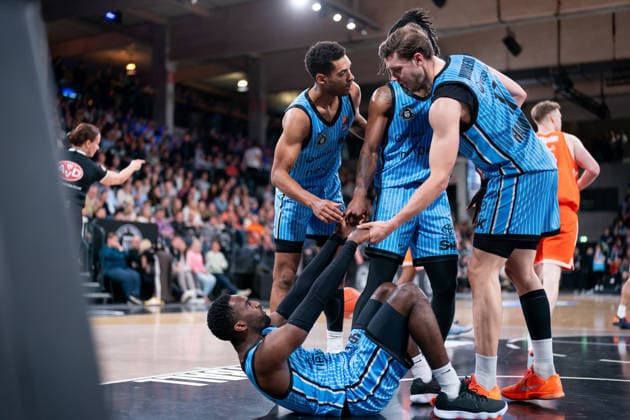 Kenneth Ogbe Veolia Towers Hamburg, 25 ,Leonard Thorpe Jr Veolia Towers Hamburg, 02 and Niklas Wimberg Veolia Towers Hamburg, 17 help Osaro Rich Veolia Towers Hamburg, 03 high, GER, Veolia Towers Hamburg vs RASTA Vechta, Basketball, Bundesliga, Matchday 30, Season 2025 2026, 19 04 2026 GER, Veolia Towers Hamburg vs RASTA Vechta, Basketball, Bundesliga, Matchday 30, Season 2025 2026, 19 04 2026 Hamburg Copyright: xEibner-Pressefoto MaxxVincenx EP_MVN