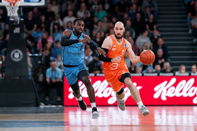 Tommy Kuhse RASTA Vechta, 12 dribbling against Osaro Rich Veolia Towers Hamburg, 03 , GER, Veolia Towers Hamburg vs RASTA Vechta, Basketball, Bundesliga, Matchday 30, Season 2025 2026, 19 04 2026 GER, Veolia Towers Hamburg vs RASTA Vechta, Basketball, Bundesliga, Matchday 30, Season 2025 2026, 19 04 2026 Hamburg Copyright: xEibner-Pressefoto MaxxVincenx EP_MVN