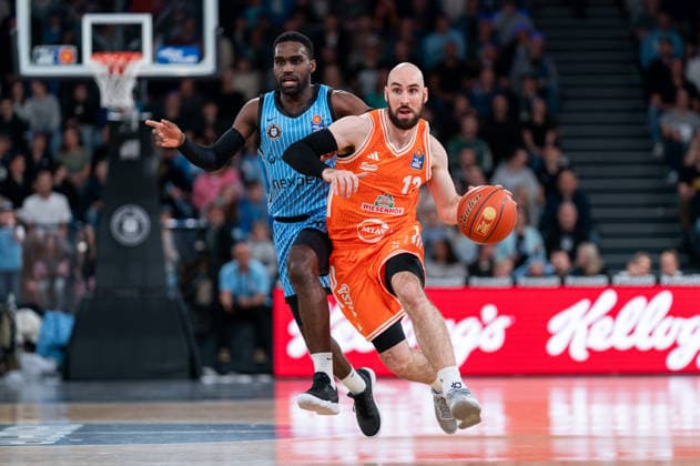 Tommy Kuhse RASTA Vechta, 12 dribbling against Osaro Rich Veolia Towers Hamburg, 03 , GER, Veolia Towers Hamburg vs RASTA Vechta, Basketball, Bundesliga, Matchday 30, Season 2025 2026, 19 04 2026 GER, Veolia Towers Hamburg vs RASTA Vechta, Basketball, Bundesliga, Matchday 30, Season 2025 2026, 19 04 2026 Hamburg Copyright: xEibner-Pressefoto MaxxVincenx EP_MVN