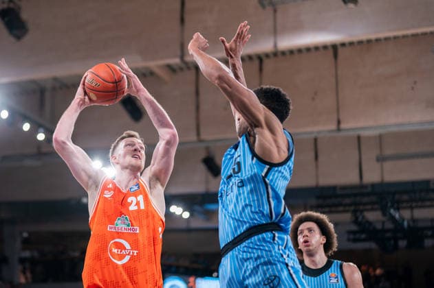 Lars Thiemann RASTA Vechta, 21 on throw, Kenneth Ogbe Veolia Towers Hamburg, 25 , GER, Veolia Towers Hamburg vs RASTA Vechta, Basketball, Bundesliga, Matchday 30, Season 2025 2026, 19 04 2026 GER, Veolia Towers Hamburg vs RASTA Vechta, Basketball, Bundesliga, Matchday 30, Season 2025 2026, 19 04 2026 Hamburg Copyright: xEibner-Pressefoto MaxxVincenx EP_MVN