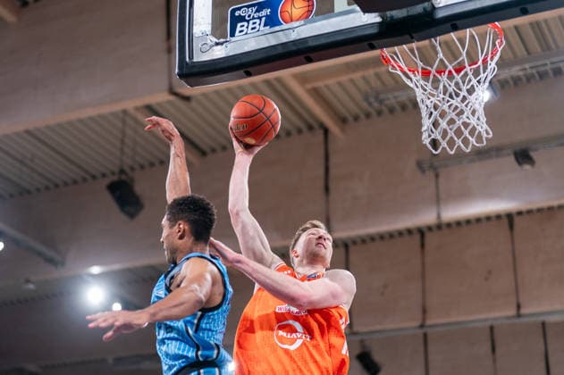 Lars Thiemann RASTA Vechta, 21 on dunk, Kenneth Ogbe Veolia Towers Hamburg, 25 , GER, Veolia Towers Hamburg vs RASTA Vechta, Basketball, Bundesliga, Matchday 30, Season 2025 2026, 19 04 2026 GER, Veolia Towers Hamburg vs RASTA Vechta, Basketball, Bundesliga, Matchday 30, Season 2025 2026, 19 04 2026 Hamburg Copyright: xEibner-Pressefoto MaxxVincenx EP_MVN