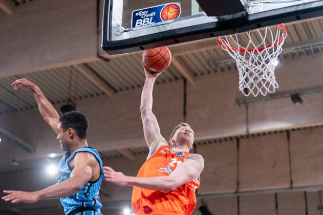 Lars Thiemann RASTA Vechta, 21 on dunk, Kenneth Ogbe Veolia Towers Hamburg, 25 , GER, Veolia Towers Hamburg vs RASTA Vechta, Basketball, Bundesliga, Matchday 30, Season 2025 2026, 19 04 2026 GER, Veolia Towers Hamburg vs RASTA Vechta, Basketball, Bundesliga, Matchday 30, Season 2025 2026, 19 04 2026 Hamburg Copyright: xEibner-Pressefoto MaxxVincenx EP_MVN