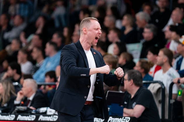 Christian Held RASTA Vechta, Coach cheers, GER, Veolia Towers Hamburg vs RASTA Vechta, Basketball, Bundesliga, Matchday 30, Season 2025 2026, 19 04 2026 GER, Veolia Towers Hamburg vs RASTA Vechta, Basketball, Bundesliga, Matchday 30, Season 2025 2026, 19 04 2026 Hamburg Copyright: xEibner-Pressefoto MaxxVincenx EP_MVN