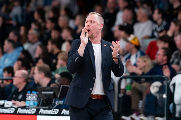 Christian Held RASTA Vechta, Coach cheers, GER, Veolia Towers Hamburg vs RASTA Vechta, Basketball, Bundesliga, Matchday 30, Season 2025 2026, 19 04 2026 GER, Veolia Towers Hamburg vs RASTA Vechta, Basketball, Bundesliga, Matchday 30, Season 2025 2026, 19 04 2026 Hamburg Copyright: xEibner-Pressefoto MaxxVincenx EP_MVN
