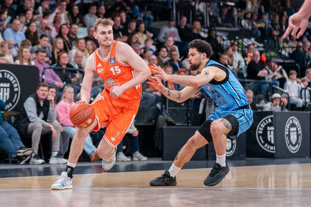 Linus Trettin RASTA Vechta, 15 dribbling against Devon Daniels Veolia Towers Hamburg, 21 , GER, Veolia Towers Hamburg vs RASTA Vechta, Basketball, Bundesliga, Matchday 30, Season 2025 2026, 19 04 2026 GER, Veolia Towers Hamburg vs RASTA Vechta, Basketball, Bundesliga, Matchday 30, Season 2025 2026, 19 04 2026 Hamburg Copyright: xEibner-Pressefoto MaxxVincenx EP_MVN