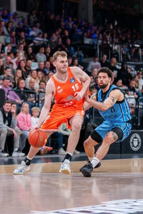 Linus Trettin RASTA Vechta, 15 dribbling against Devon Daniels Veolia Towers Hamburg, 21 , GER, Veolia Towers Hamburg vs RASTA Vechta, Basketball, Bundesliga, Matchday 30, Season 2025 2026, 19 04 2026 GER, Veolia Towers Hamburg vs RASTA Vechta, Basketball, Bundesliga, Matchday 30, Season 2025 2026, 19 04 2026 Hamburg Copyright: xEibner-Pressefoto MaxxVincenx EP_MVN