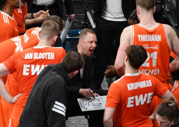 GER, 1 BBL, Veolia Towers Hamburg vs SC Rasta Vechta 19 04 2026,,GER, 1 BBL, Veolia Towers Hamburg vs SC Rasta Vechta, in the picture Head Coach Christian Held RASTA Vechta talks to his team nordphotoxGmbH xWitke nph00002