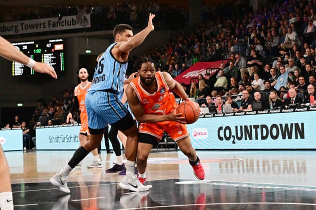 GER, 1 BBL, Veolia Towers Hamburg vs SC Rasta Vechta 19 04 2026,,GER, 1 BBL, Veolia Towers Hamburg vs SC Rasta Vechta, in the picture Lloyd Pandi RASTA Vechta 41 tries to assert himself against Kenneth Ogbe Veolia Towers Hamburg 25 nordphotoxGmbH xWitke nph00002