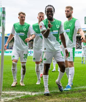 19 04 2026 Fußball Saison 2025 2026 2 Fußball Bundesliga 30 Spieltag SpVgg Greuther Fürth Kleeblatt SV Darmstadt 98 Lilien Sportfoto Zink xwoxzix DFL regulations prohibit any use of photographs as image sequences and or quasi video only for editorial use Torjubel Jubel nach Treffer Tor Torschuß zum 1 0 durch Noel Futkeu 9, SpVgg Greuther Fürth Felix Klaus 30, SpVgg Greuther Fürth Jan Elvedi 15, SpVgg Greuther Fürth Noel Futkeu 9, SpVgg Greuther Fürth Doni Edon Arifi 28, SpVgg Greuther Fürth