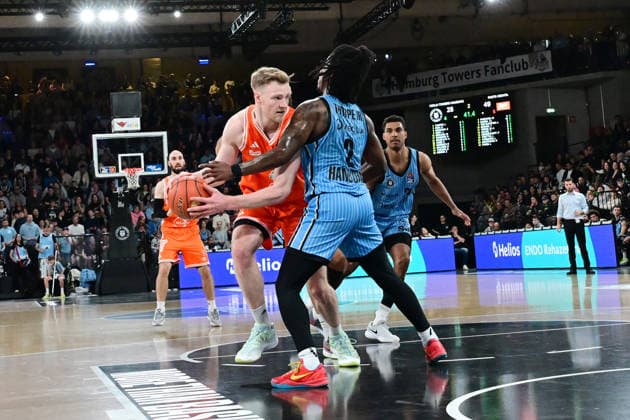 GER, 1 BBL, Veolia Towers Hamburg vs SC Rasta Vechta 19 04 2026,,GER, 1 BBL, Veolia Towers Hamburg vs SC Rasta Vechta, in the picture Lars Thiemann RASTA Vechta 21 tries to assert himself against Leonard Thorpe Jr Veolia Towers Hamburg 2 nordphotoxGmbH xWitke nph00002