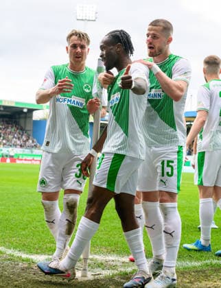 19 04 2026 Fußball Saison 2025 2026 2 Fußball Bundesliga 30 Spieltag SpVgg Greuther Fürth Kleeblatt SV Darmstadt 98 Lilien Sportfoto Zink xwoxzix DFL regulations prohibit any use of photographs as image sequences and or quasi video only for editorial use Torjubel Jubel nach Treffer Tor Torschuß zum 1 0 durch Noel Futkeu 9, SpVgg Greuther Fürth Felix Klaus 30, SpVgg Greuther Fürth Noel Futkeu 9, SpVgg Greuther Fürth Jan Elvedi 15, SpVgg Greuther Fürth
